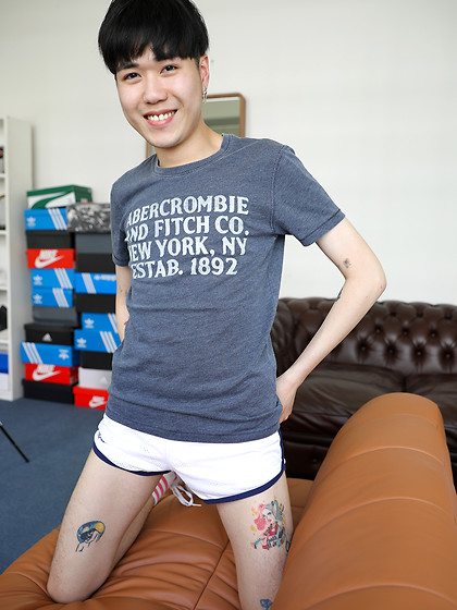 Our super cute mate Andrew Tran stripping off