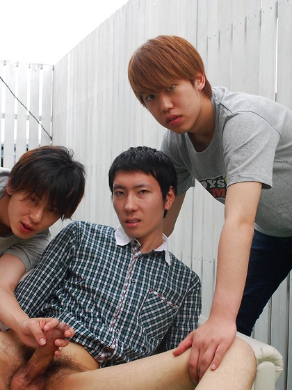 Asian twink tests his ass