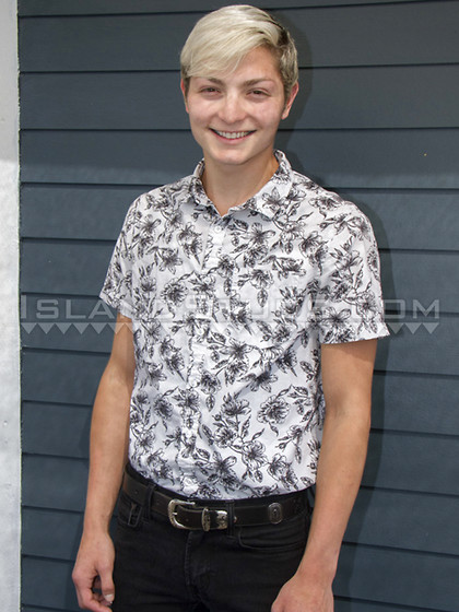 6'2" Super Cute Twink Drake: Cleans up after the Holiday, Cums & Pees x2!